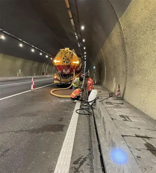 向阳隧道排水渠清淤